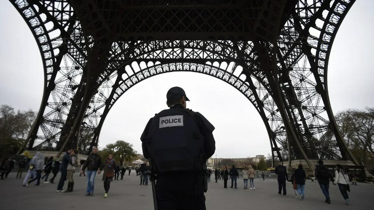 She went to paris year. Протесты в Париже. Париж 2024 Эйфелева башня после пожара. Эльфивая башня после пожара.