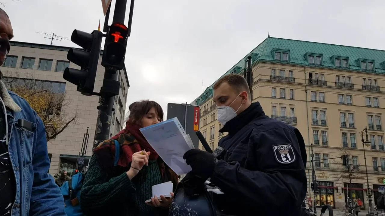 ⁣Berlin, 18.11.20 - Polizist: 