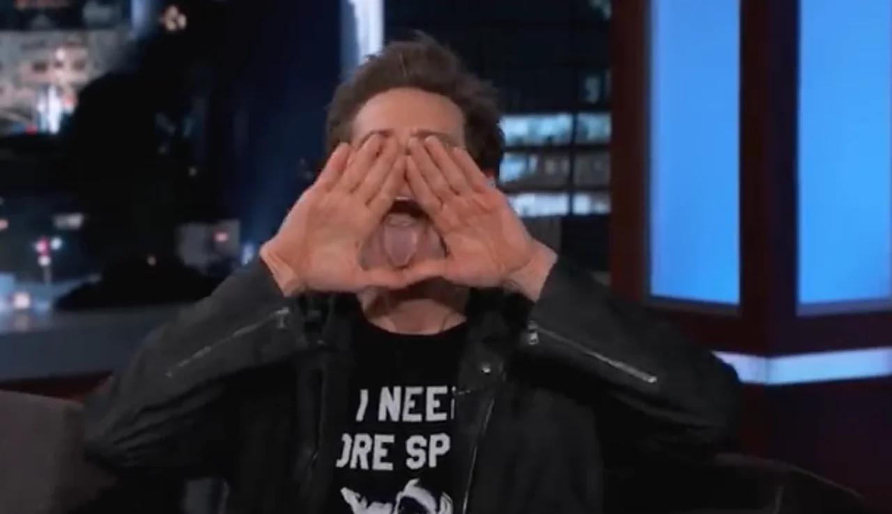 Jim Carreys Secret Hand Signal - What´s he pointing out