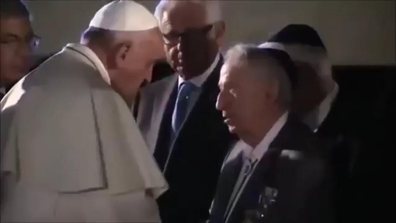 Pope Francis kissing the hands of David Rockefeller, Henry Kissinger ...