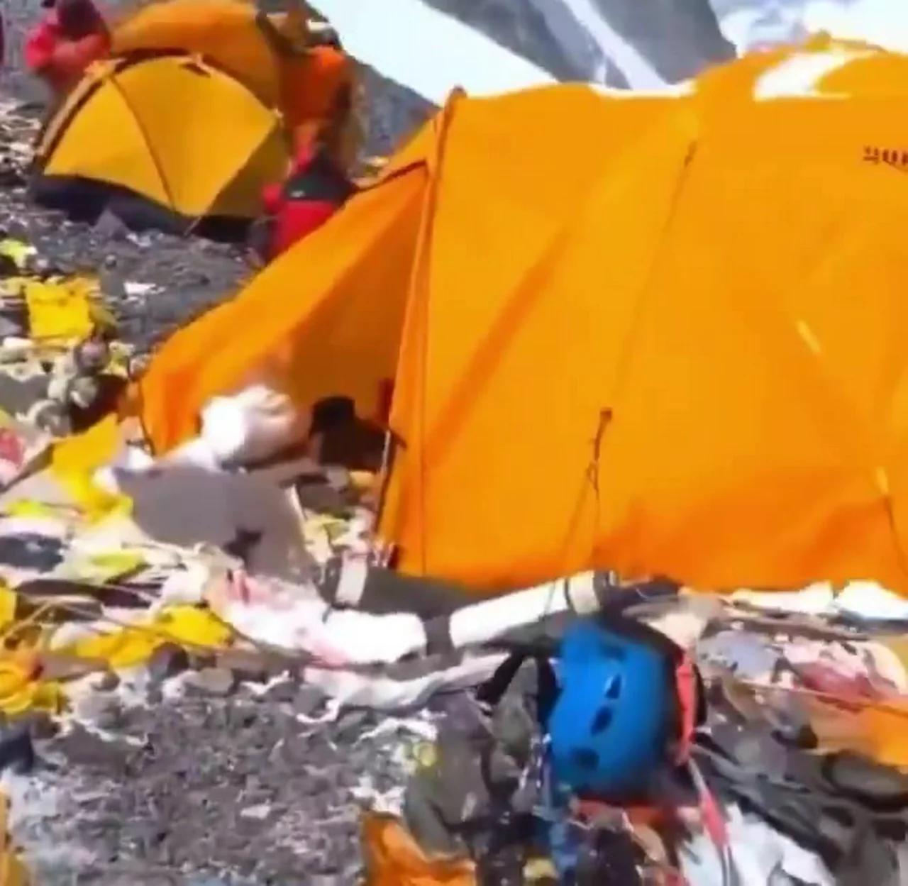 Představili jste si někdy, jaký je vrchol Mount Everestu? 😱Takhle to