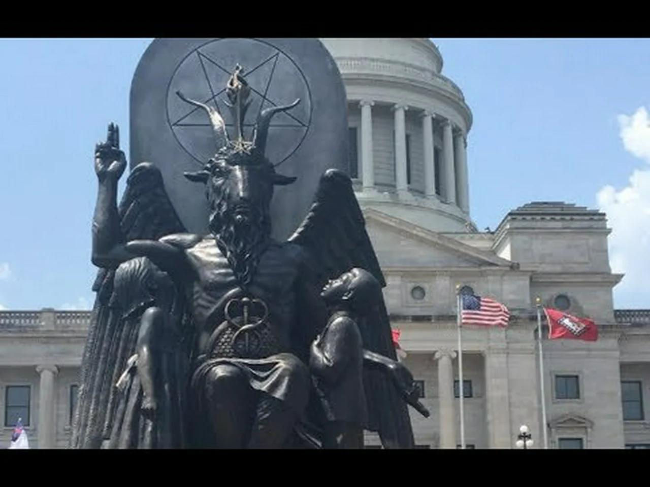 Die Transgender-Agenda | Satanisten stellen Baphomet-Statue am Sitz der Clinton-Stiftung auf