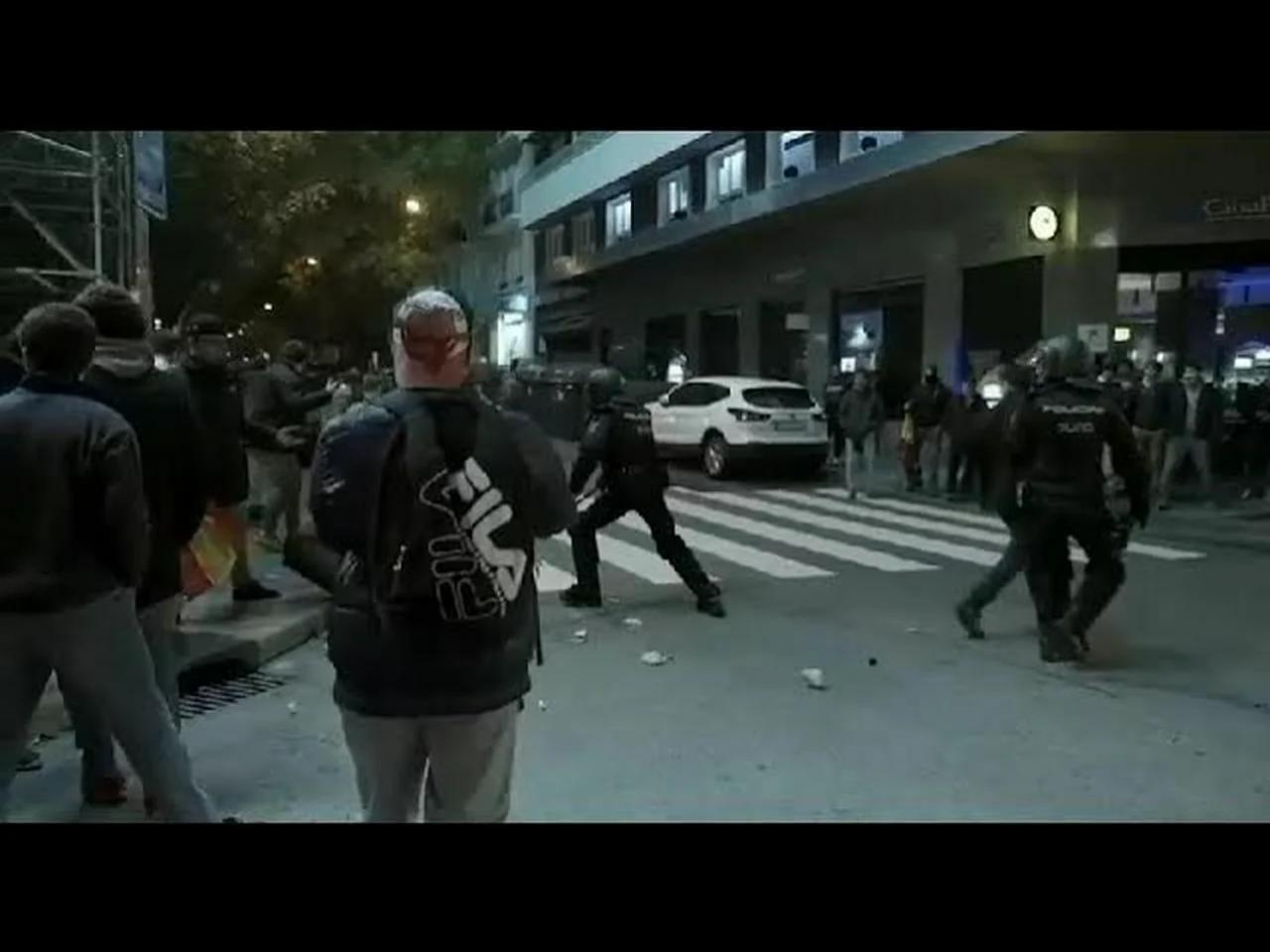 El de la bandera es el que tiene que pagarlo.