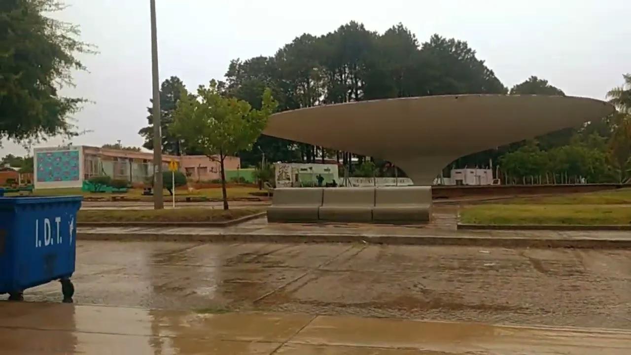 Bajo lluvia, Centro de Barrio N°3, El Hongo. Tacuarembó, Uruguay (21/01 ...