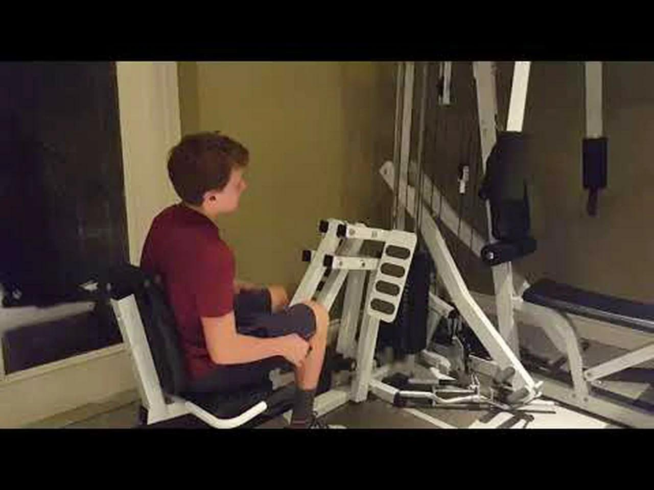14 year-old Leg Press MAXED OUT MACHINE | 450+ pounds 25 reps
