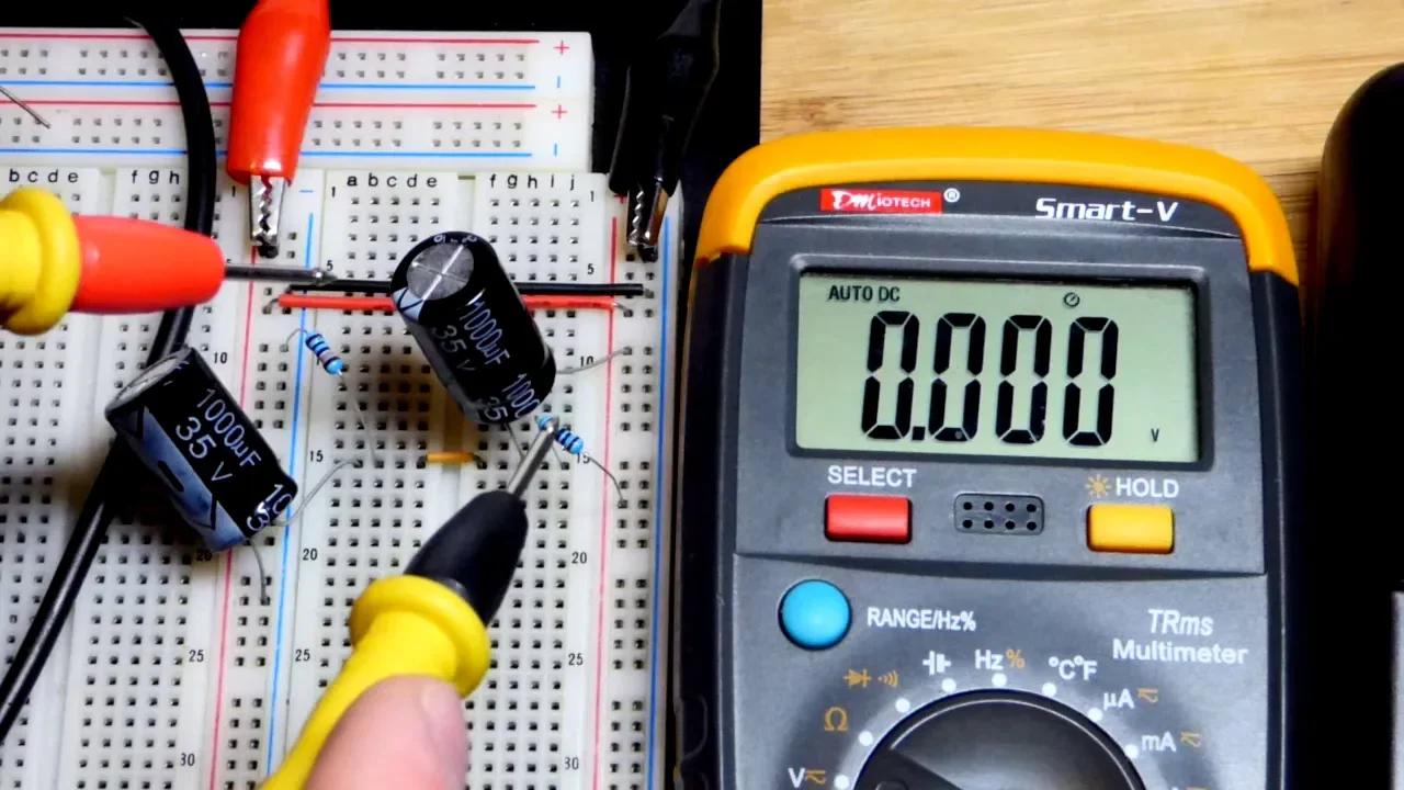 Voltage balancing resistors for series capacitors electronzap DIY