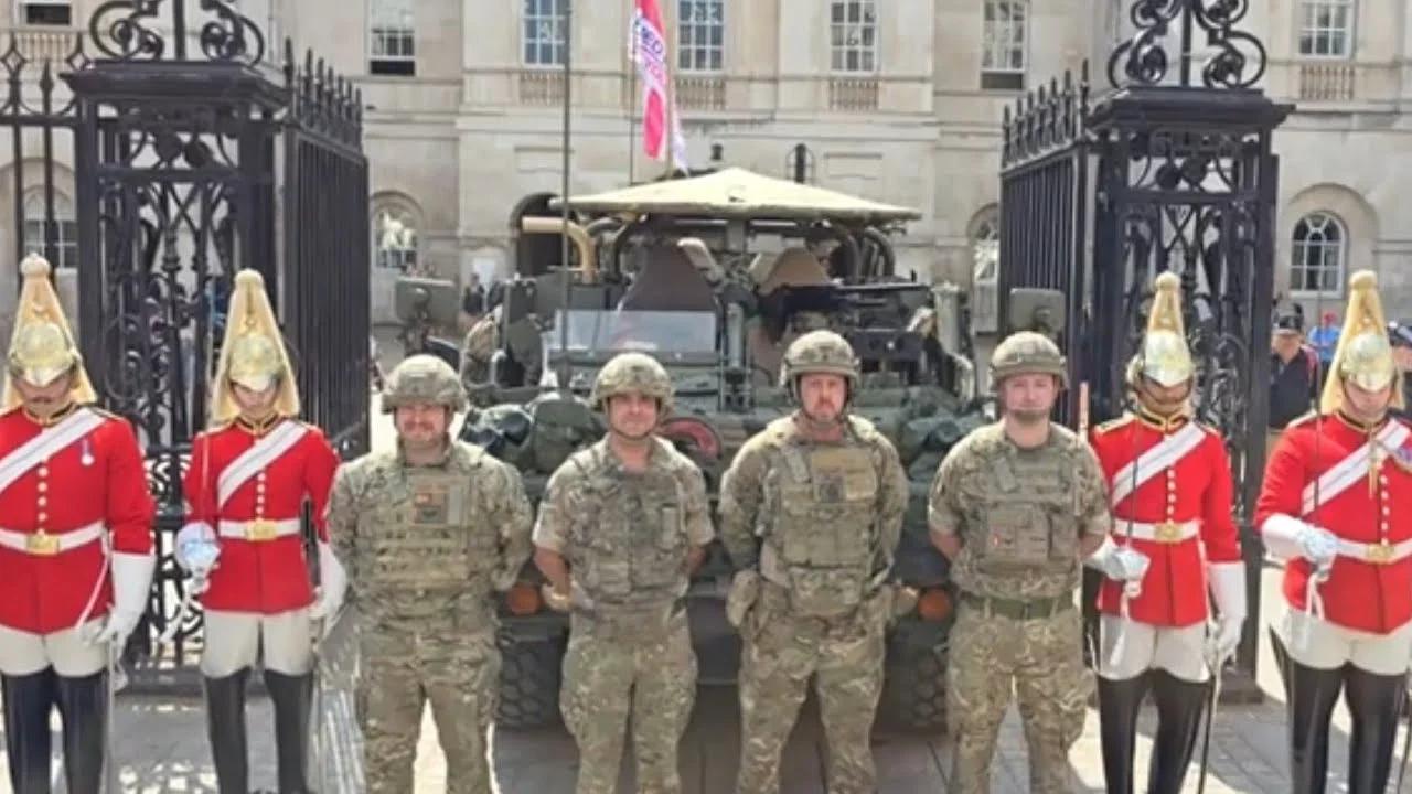 Kings lifeguards pose with army tank for armed forces day #horseguards