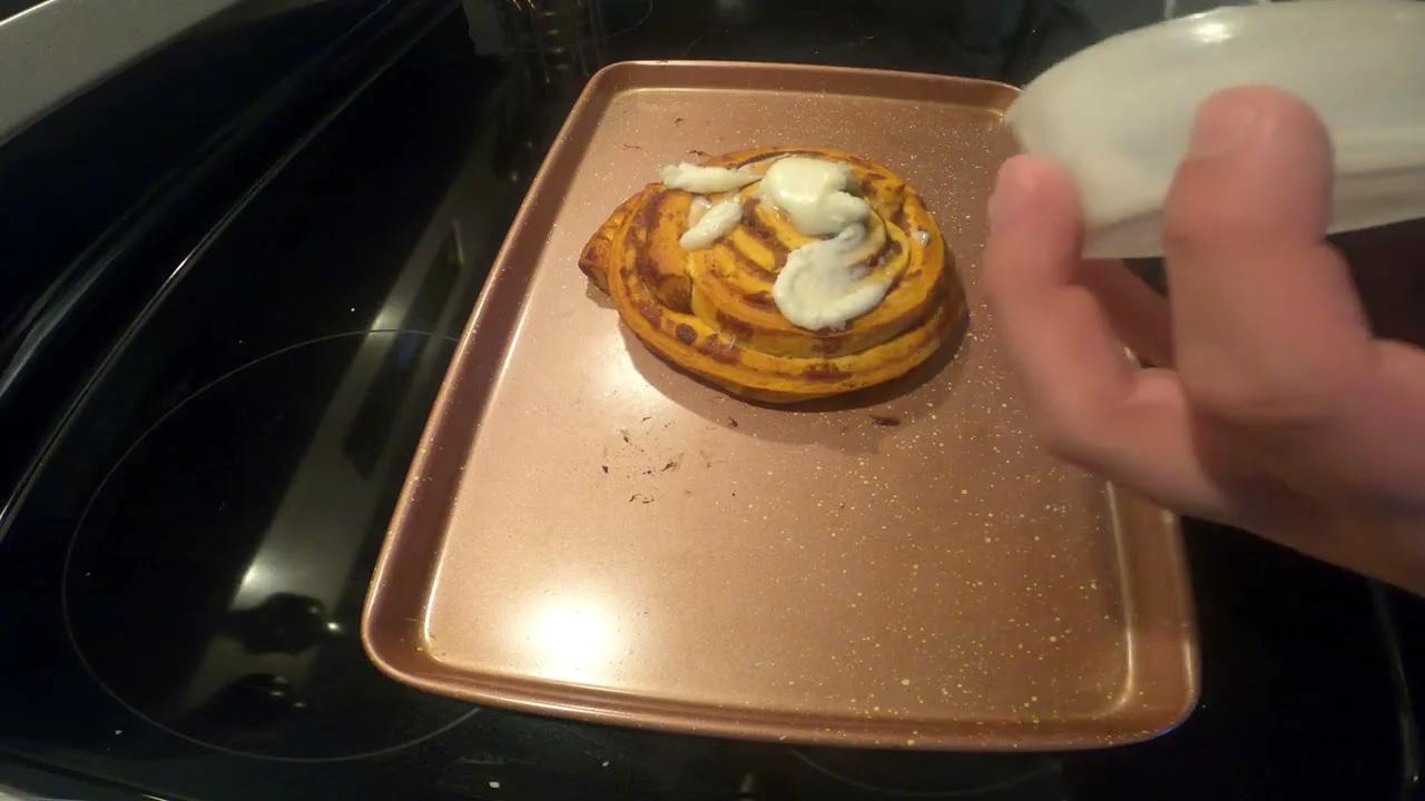 how-to-apply-icing-to-cinnamon-roll