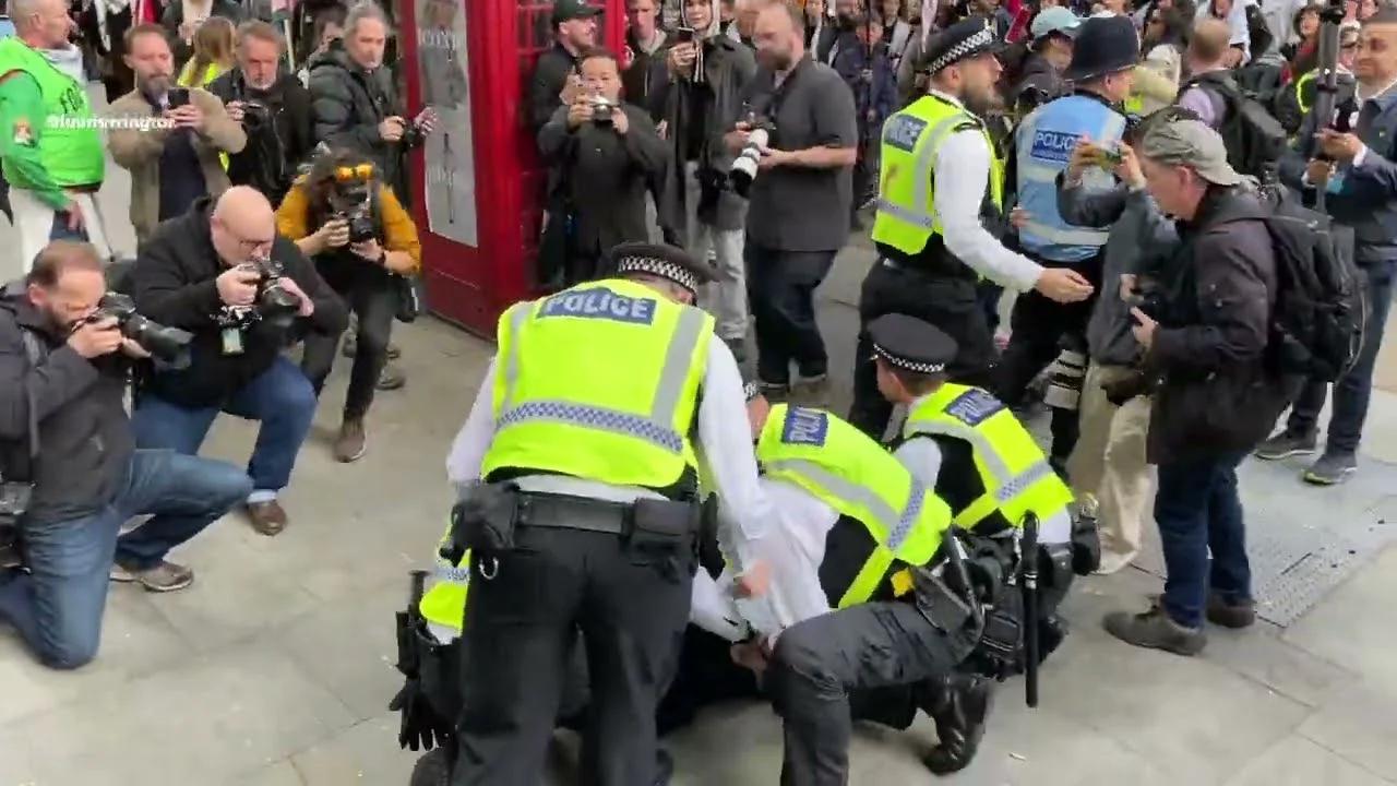 🚨Police show of authority at protest