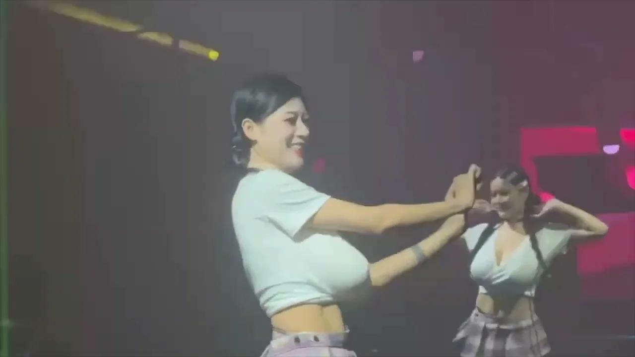 酒吧抖奶舞