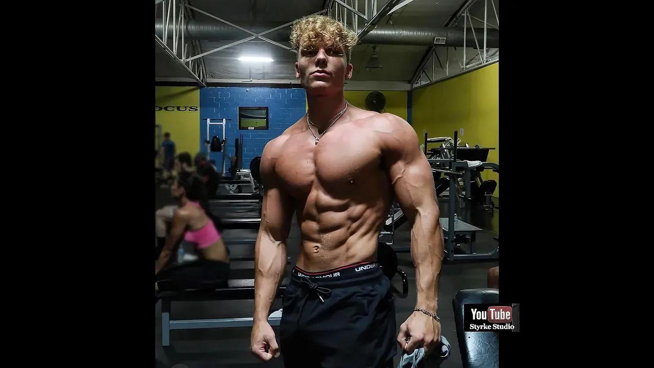 Tik Tok Teen Bodybuilder Fitness Model Joseph Riser Gym Pump Styrke Studio