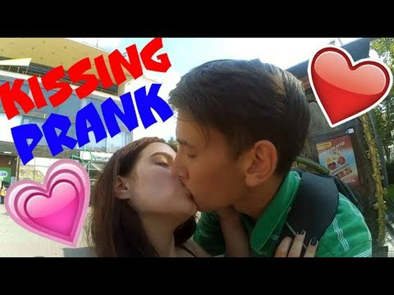 Kissing Prank        39 -     