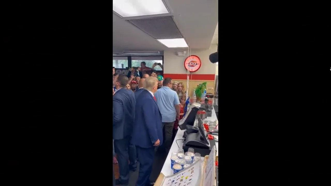 Le président Trump arrive au Dairy Queen à Council Bluffs, dans l'Iowa!🍦