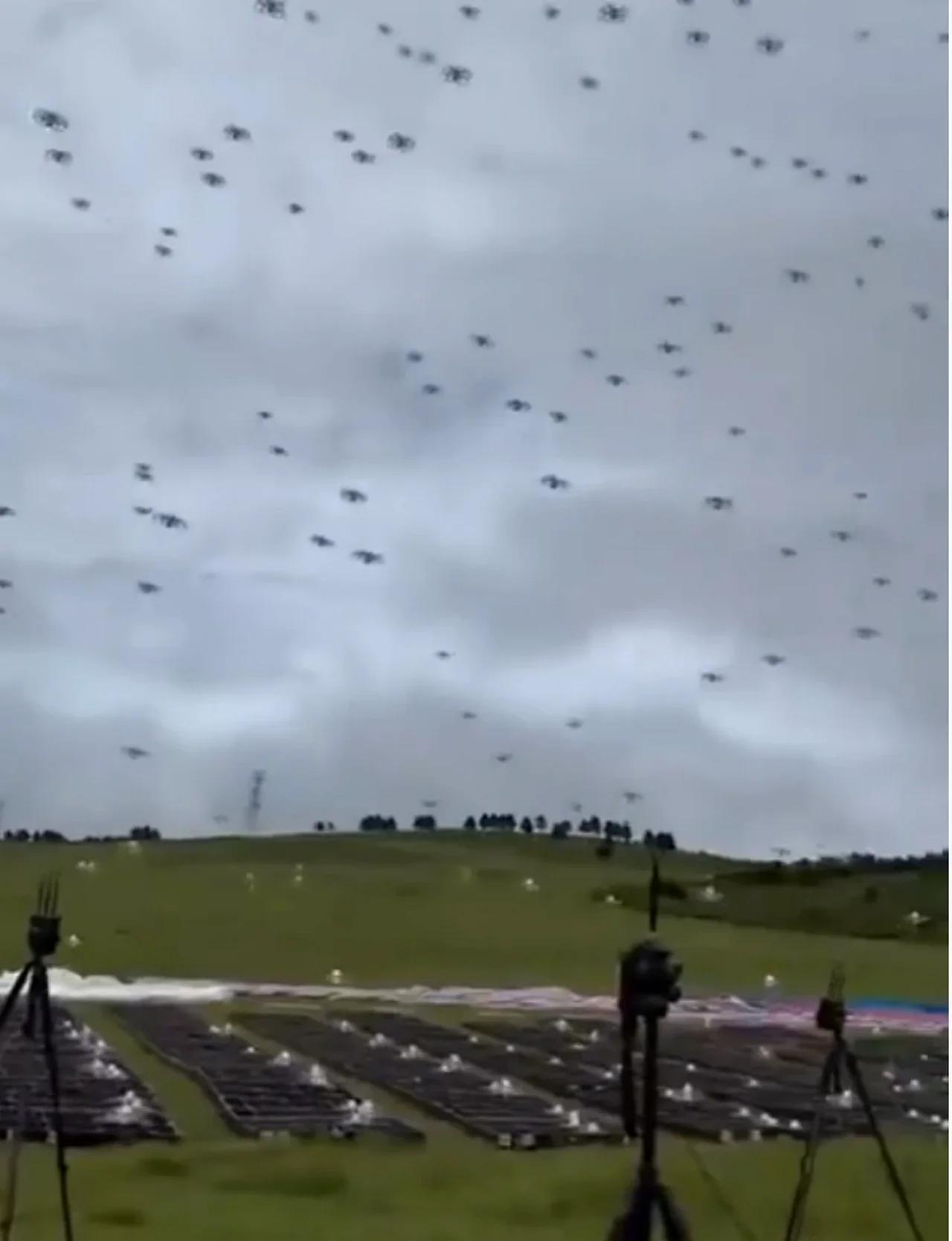 📽️-A 🇬🇧&🇫🇷, Imagine military deployment of swarm drones!