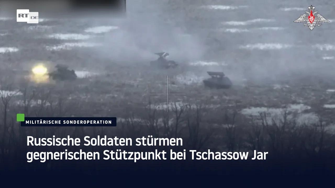 Russische Soldaten stürmen gegnerischen Stützpunkt bei Tschassow Jar