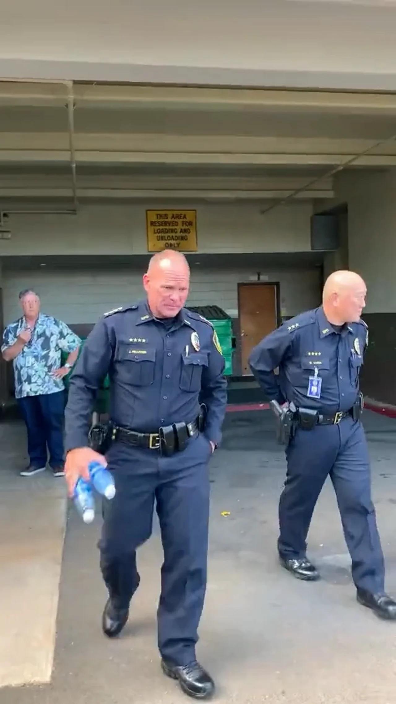 People Are Confronting Maui S Chief Police Officer In Charge John   78dbef48ede806c1da2024e8296f05e1.webp