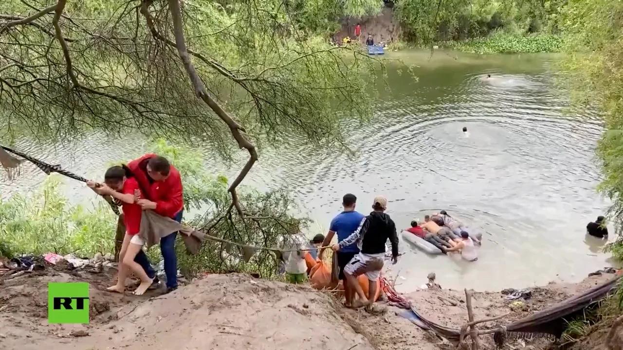 Mexique Des Migrants Traversent Le Rio Grande Vers Les Tats Unis Sur Des Radeaux Gonflables