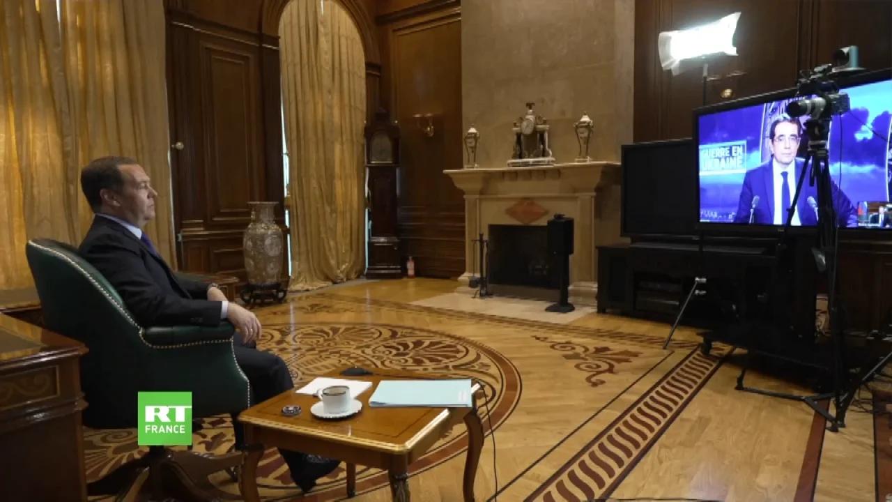 Толстой интервью французскому телеканалу последнее. Каддафи Медведев. Российское Телевидение. Интервью д Медведева. Медведев интервью французскому телеканалу LCI.