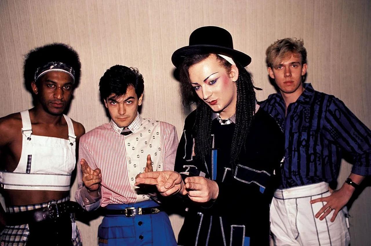 Una Tribù Di Giovani Degli Anni 80 Anni 80 discoteca a Roma i giovani degli anni 80, una serata in