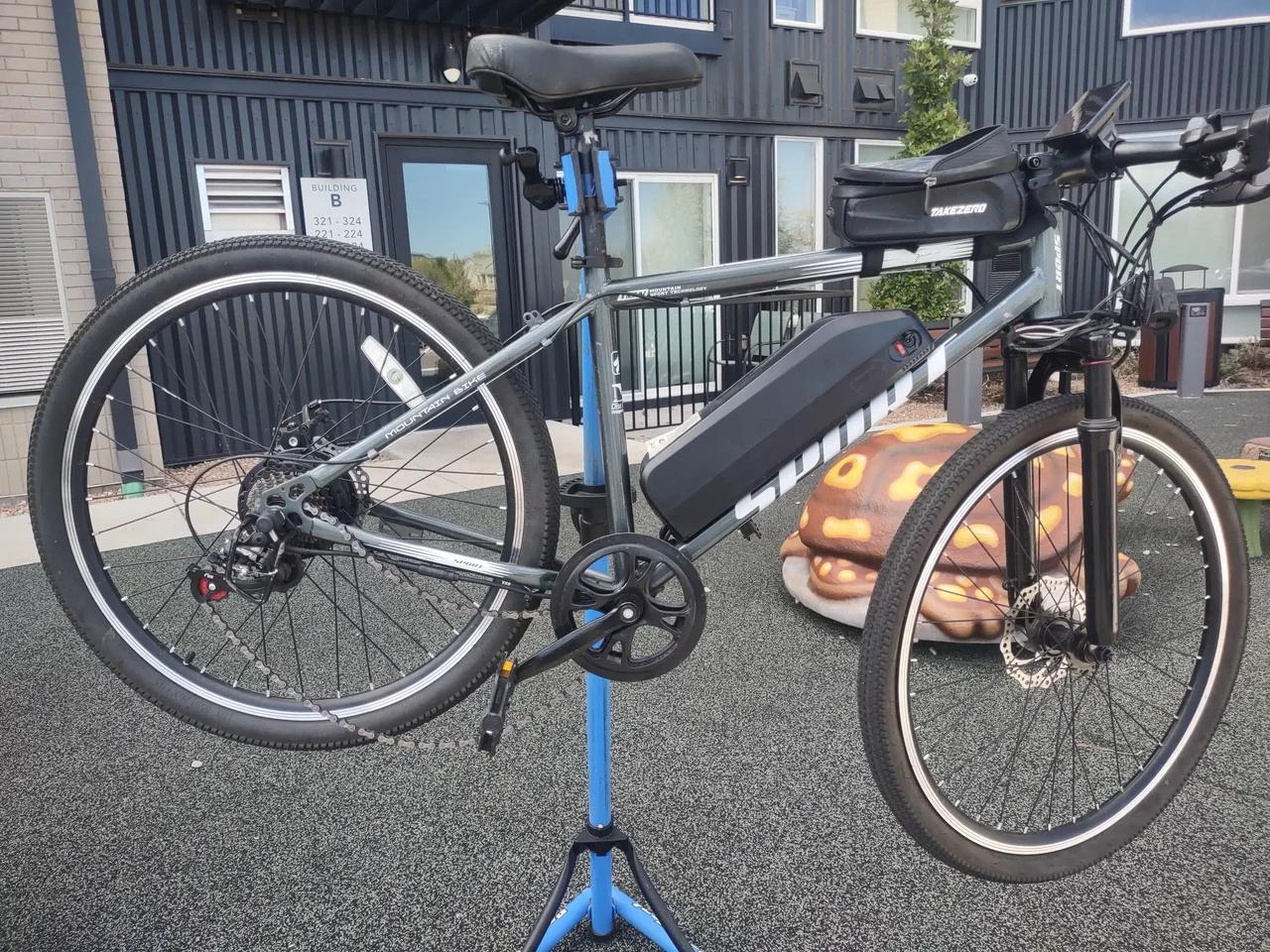 Fixing a Flat on E-Bike Front Tire 26 inch Installing Kenda Inner Tube Bosque Mobile Bicycle Repair