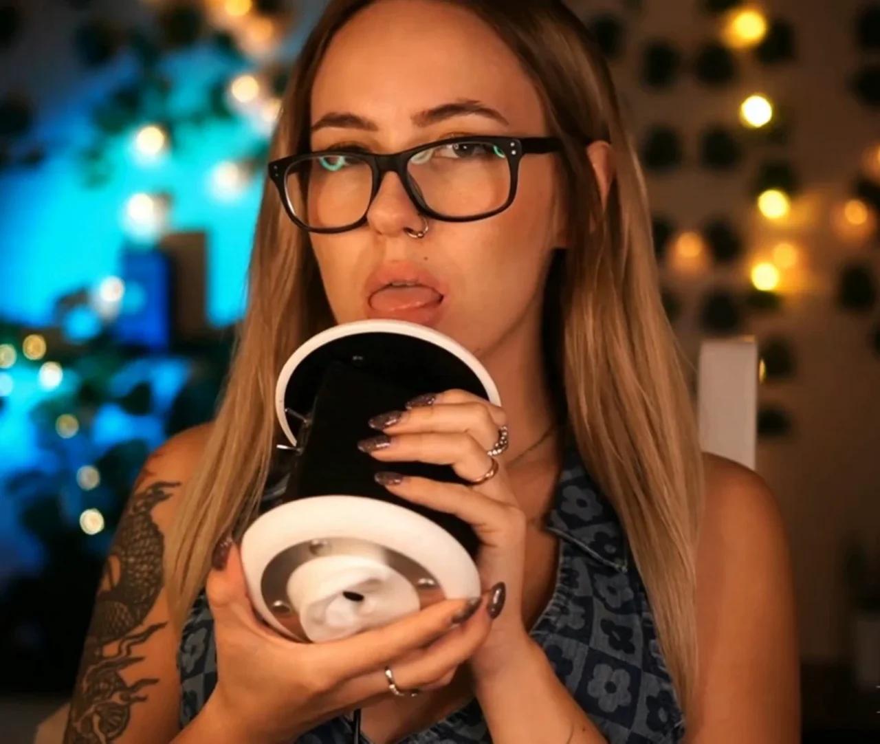 Bellamur - ASMR ear licking