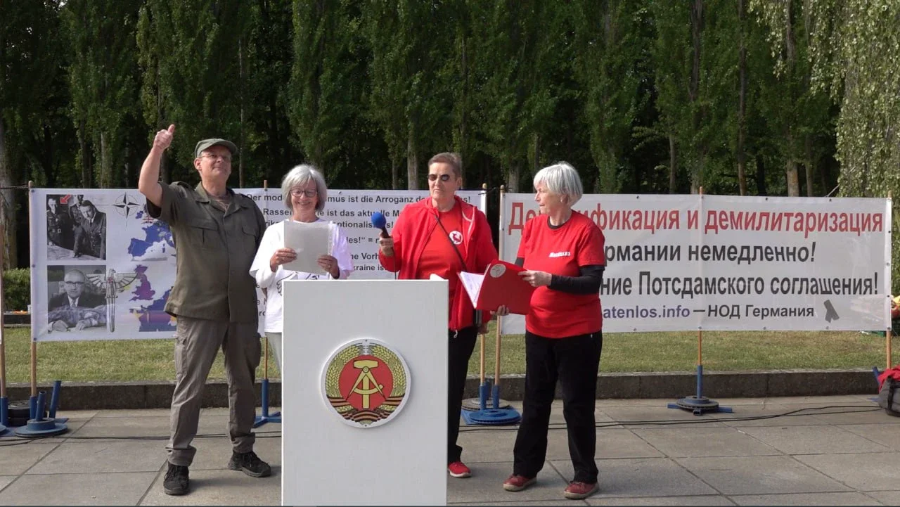 Немецкие партизаны в День Победы у советского мемориала в берлинском районе Трептов 9 мая 2025 года! #staatenlos.info