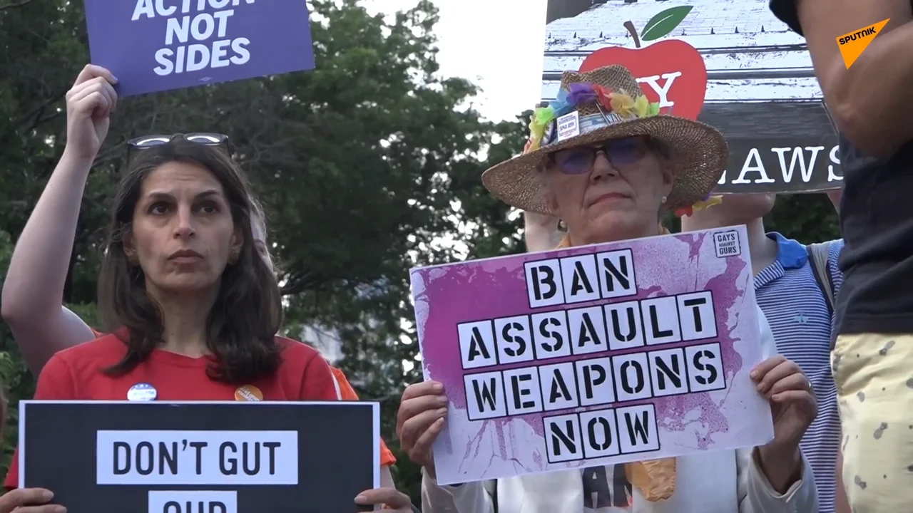 New York: protesta contro la decisione della Corte Suprema ha bocciato le restrizioni al porto di armi in pubblico