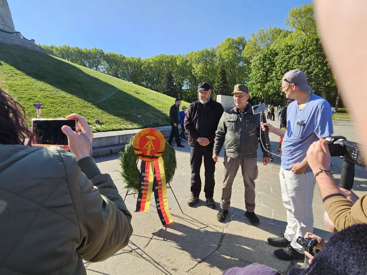 Ich bin DDR-Bürger! Rüdiger Hoffmann Kranz-Niederlegung 80. Jahrestag des Sieges sowjetisches Ehrenmal Berlin-Treptow 9. Mai 2025