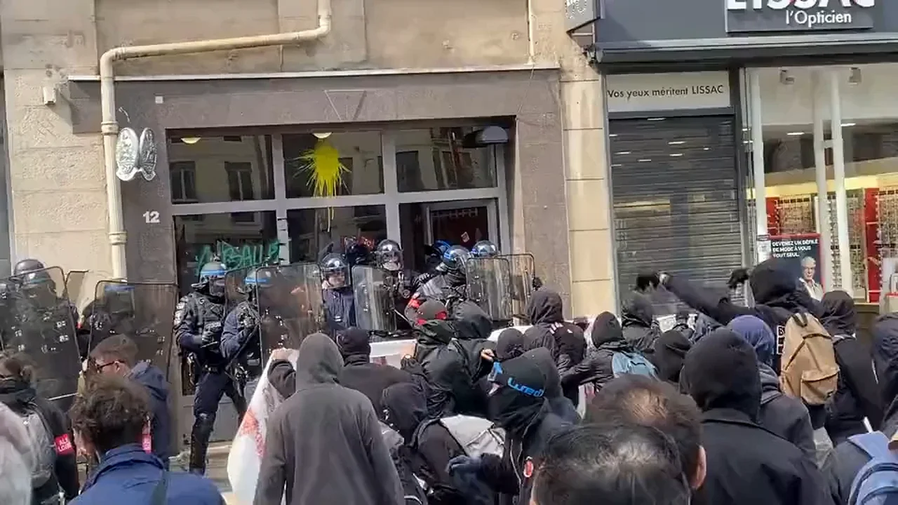 Подожгли яички