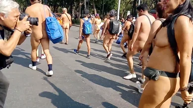 Marching in the Day on the Nude (Día al desnudo)